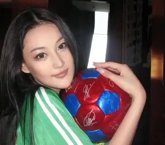 张馨予靠婚姻逆天改命,陈年旧照被扒出,网友:就是我喜欢的样子_衣服