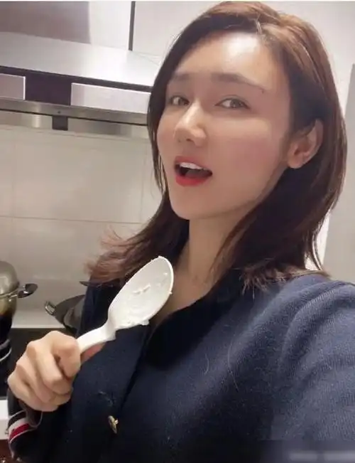 当时我们看见龙洋并没有化妆,可以说她是素颜晒出的自己的照片,与此