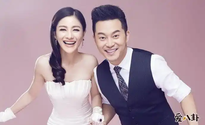 沙溢和妻子胡可据说,沙溢父母都是评剧演员,小时候的沙溢学习萨克斯