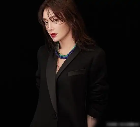 秦岚现身机场一身黑西装走职场风脖子太长穿高领都能看到肉