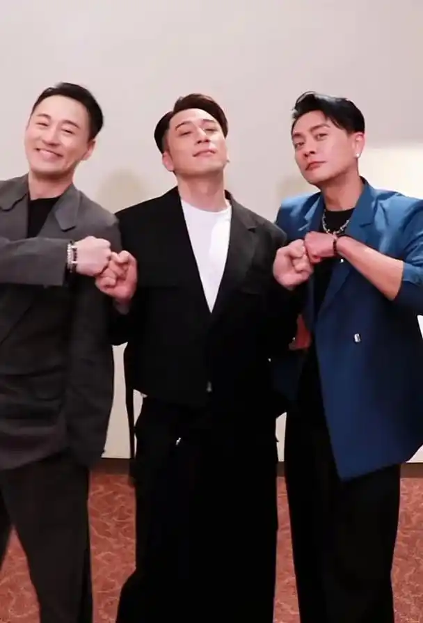黄宗泽三兄弟同框穿拖地裤身材五五分帅气不减当年