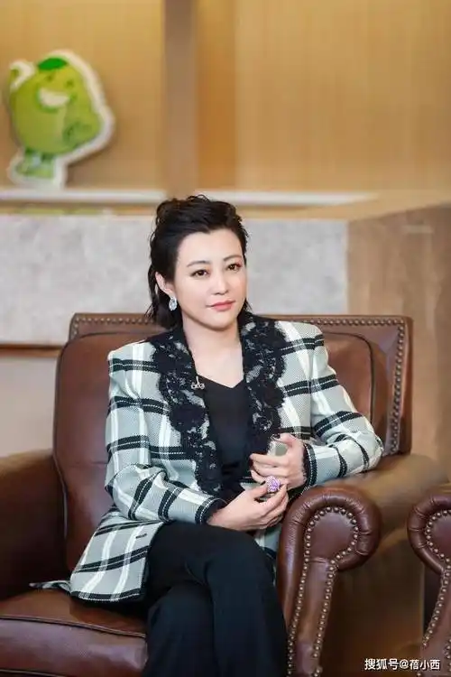 郝蕾新换了波纹短发年轻10岁,穿西装 小黑裤,美得像换了个人