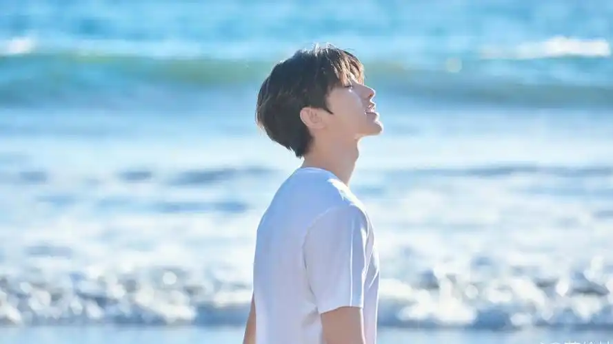 蔡徐坤清爽帅气写真,高清壁纸图片,大陆明星-回车桌面