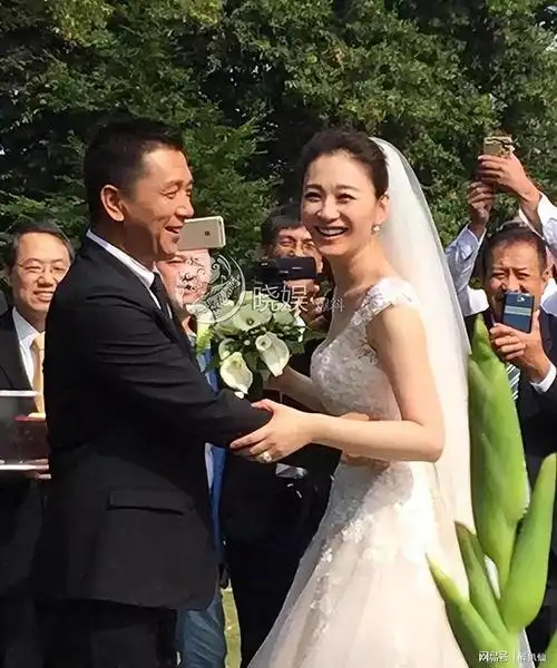 有人说徐佳宁胖李小冉马上站出来发声老公在她眼里就是最帅的