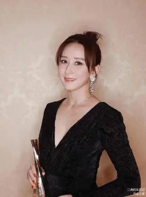 胡静演技精湛展示完美身材风情万种魅力无限