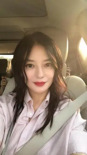 赵薇晒自拍t恤配马尾辫少女感十足穿牛仔素颜走机场休闲减龄