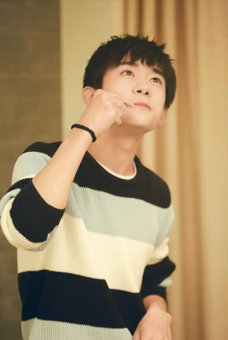 有一种笑叫做易烊千玺的笑 梨涡浅笑,欲去犹缱绻