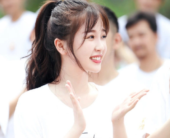 虞书欣为啥一直有刘海?当她扎起高马尾,原来发量是硬伤!