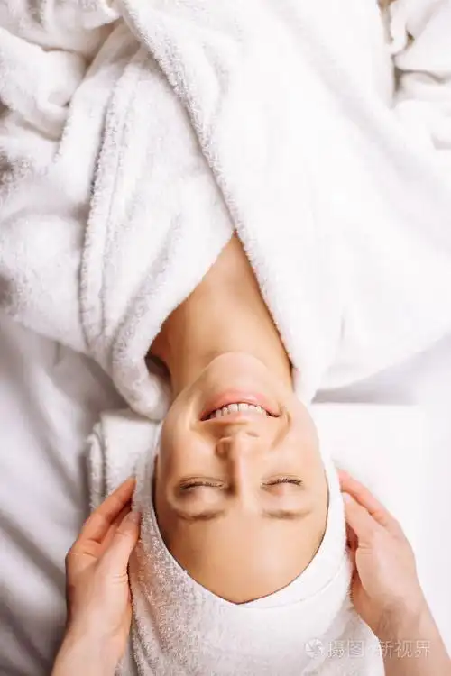 女孩在豪华美容院进行面部按摩照片-正版商用图片06tsgn-摄图新视界