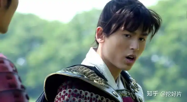 在山东卫视播出的《琅琊榜》中,也已经删除了张哲瀚饰演的少年林殊的