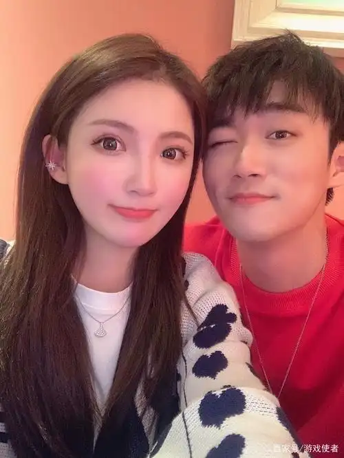 不求人一天给女友发35个拥抱表情,恋爱狂魔实锤!汤圆:他变傻了