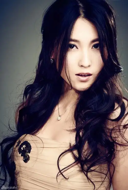 宁丹琳从容大气尽显女性柔美