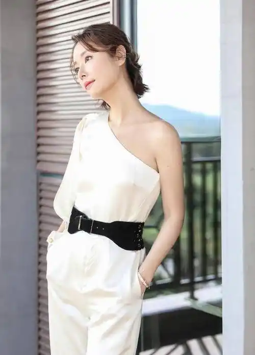 林心如是真"嫩",穿一字肩礼服锁骨明显,看着一点不显老_整体_感觉