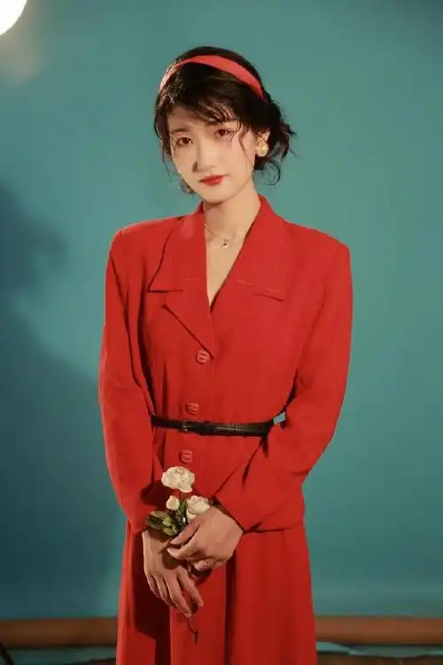 可以说梦依是最早在短视频平台上发布港风类型的换装