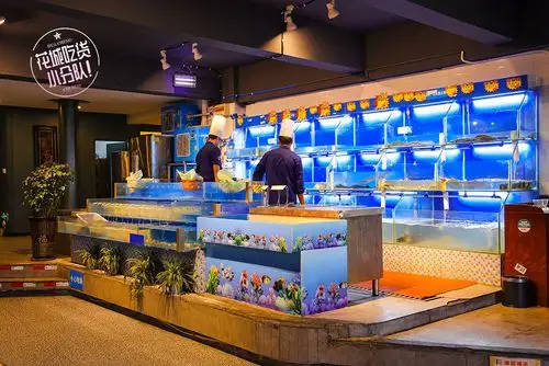 店中央超大的海鲜池中各种海鲜活蹦乱跳所有的海鲜都是现点现做海鲜是
