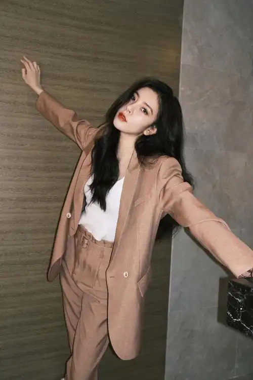 宋妍霏亲身演绎春日时髦穿搭身穿eifini伊芙丽砖红西服套装