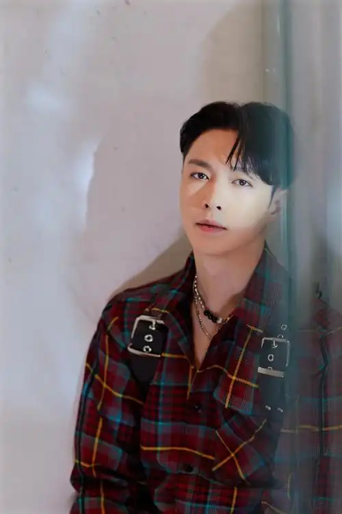 张艺兴身着格纹套装演绎清爽学院风