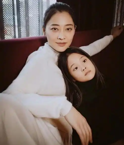 梅婷女儿参加钢琴比赛全场只有她穿着朴素网友辣评太自信了