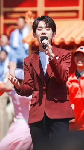 一身红色西装清朗俊秀|易烊千玺|红色|晚会_新浪新闻