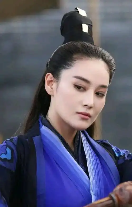 张馨予一脸凶相一看就觉得不好惹没有亲和力