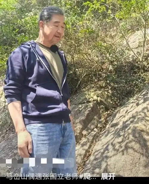 69岁张国立深圳爬山亲和力十足,花白头发亲切可人