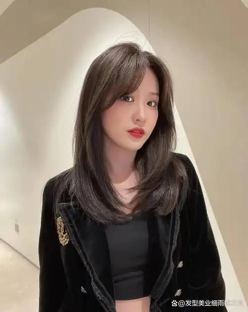 发型衬托出的气质唯美又性感,对于中长发的女生都非常适合这款艳美