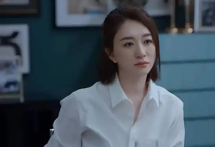 回顾李小冉被前任折磨多年为鄢颇流产2次被男闺蜜砸5亿娶回家