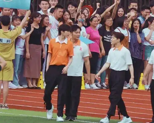 183蔡徐坤跟175王嘉尔同框看到腿长谁在撒谎一目了然