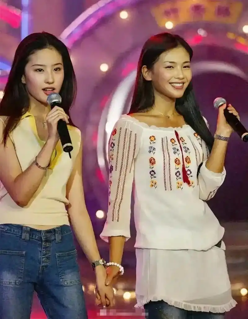 15岁刘亦菲和24刘涛同框,那时候她们长得好清纯漂亮,美美的少女感.