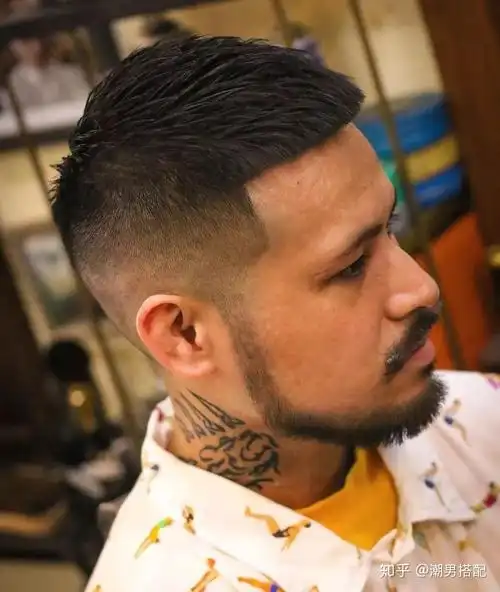 鬓角在男士发型中担当着一个重要的角色,作为毛发和胡须的连接处,鬓角