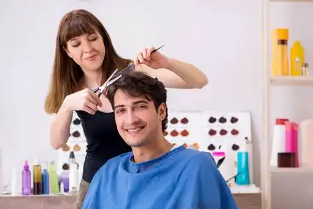 年轻的吸引男子访问女理发师照片