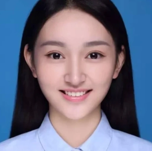 很多女生在拍证件照的时候,都是因为过于紧张而导致了面部表情非常的