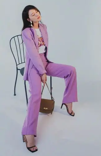 的小礼服裙白色小礼服裙同样深受高圆圆的青睐,再而搭配一字带高跟鞋