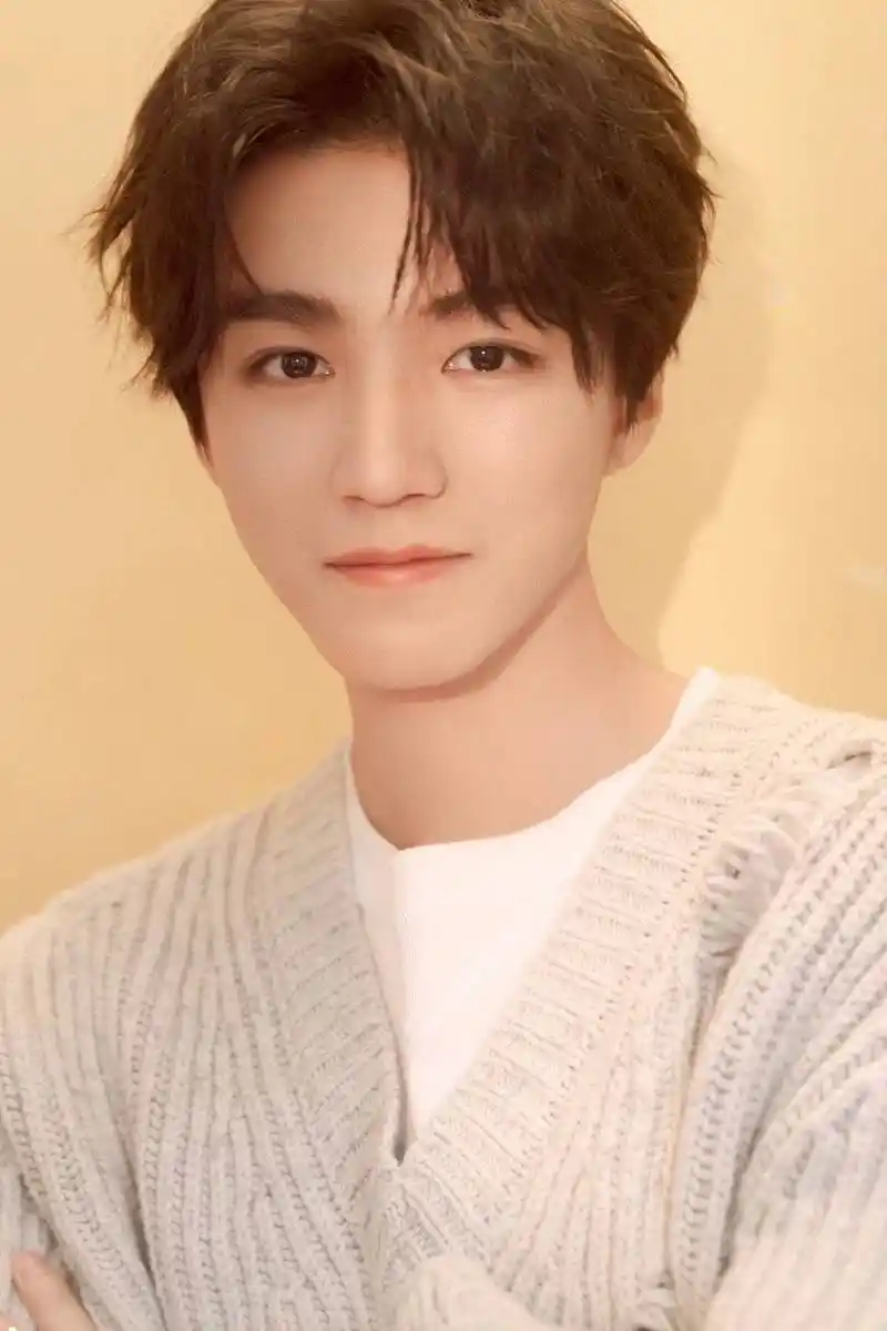 [王俊凯][分享]201118 分享王俊凯帅图一组 今天又是想他的一天