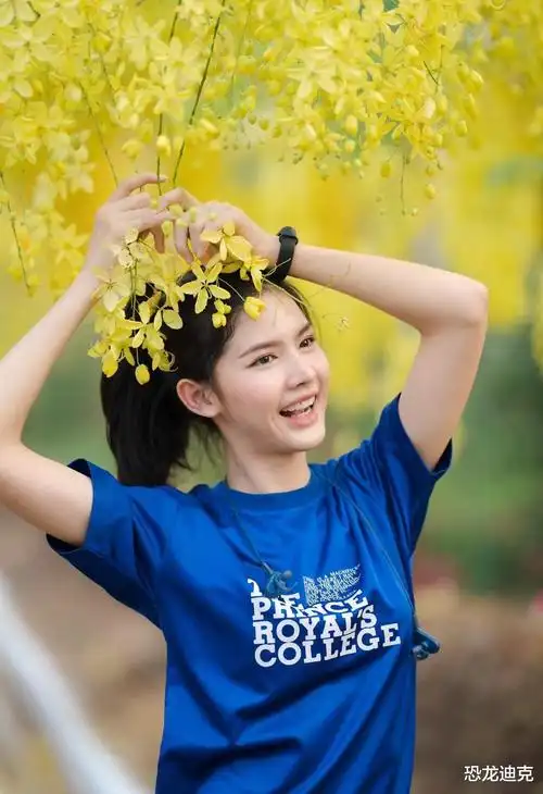 公园小道跑步的美女,笑容甜美又阳光,展现出满满的运动活力