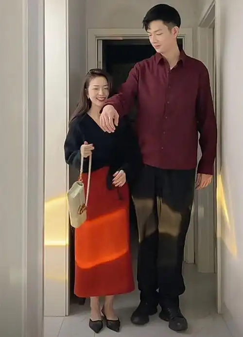 1米58女孩太会打扮和1米9帅哥一同出镜真惊艳上演最萌身高差