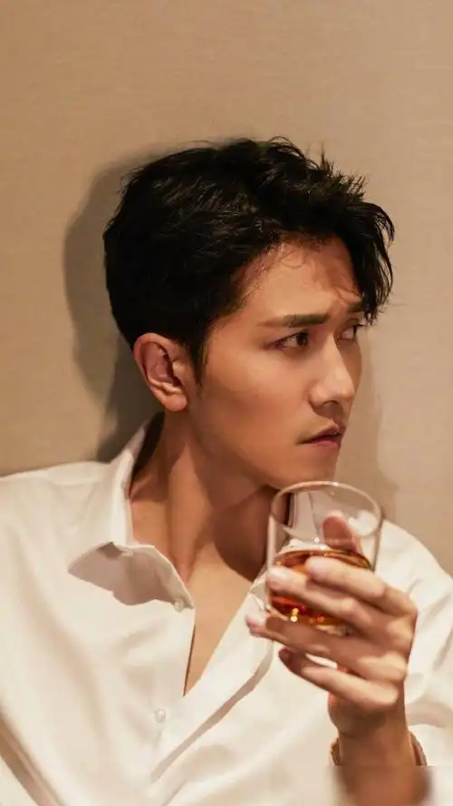 演员彭冠英在影视剧中多次饰演霸道总裁来看穿西装的帅哥