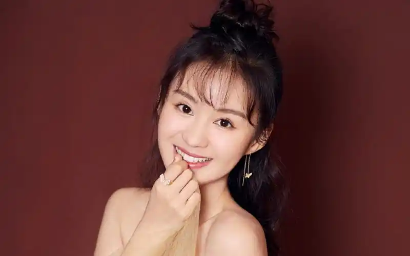 郑合惠子甜美灵动写真图片桌面壁纸