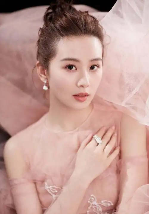 刘诗诗粉色西装出席活动,能将粉色西装穿出这种气质的人只有她了