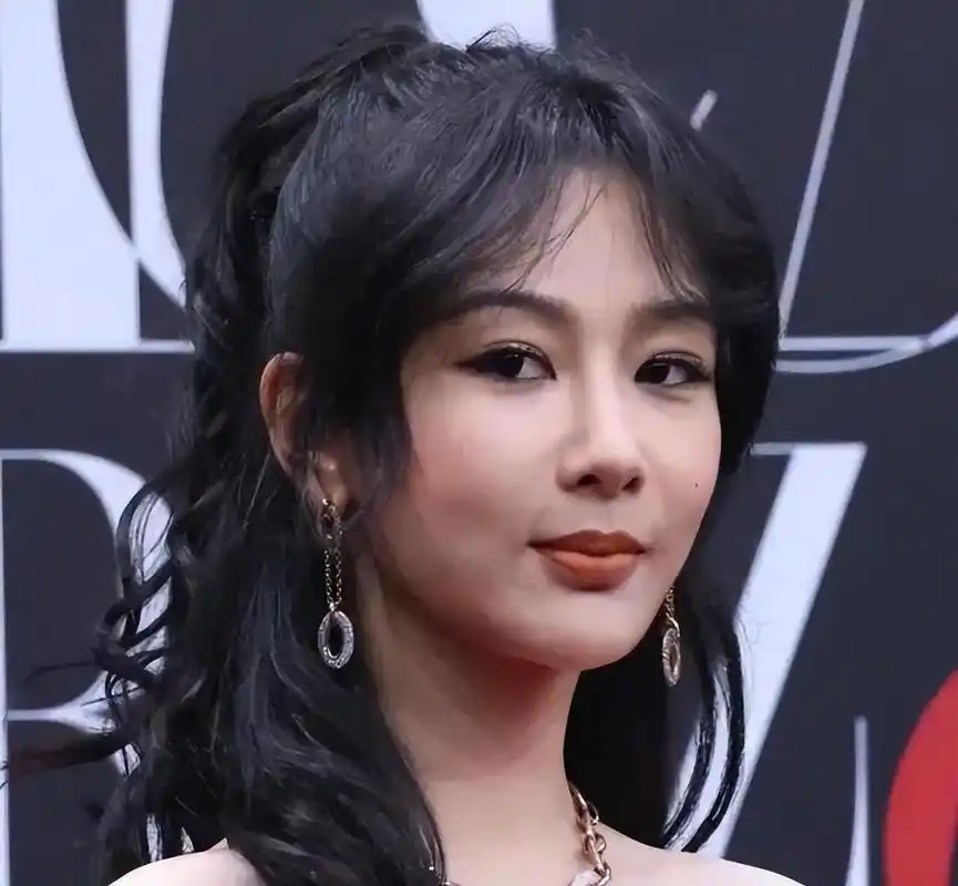 杨紫化妆师删博(杨紫芭莎红毯造型被批妆面脏兮兮)