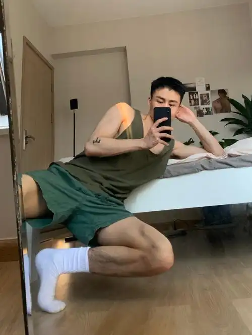 原创现在的男孩子都好会秀身材大长腿小精肌各种高难度自拍