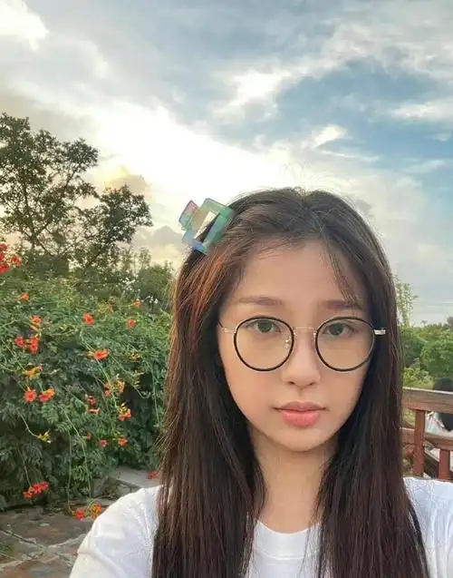 虞书欣素颜出镜好真实