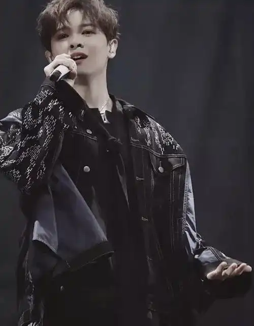 尤长靖一张喝水照被传出,他的侧颜角度太a,网友直呼:瘦了_时候_减肥