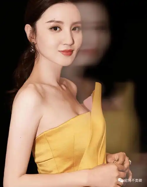 张萌有多敢穿?黑色抹身材裙腰间还"挖洞",人比花更娇艳_造型_的设计_