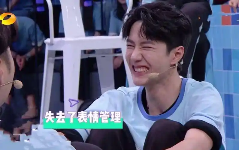 王一博《快本》现场"咬面包",做游戏笑出表情包,眼角纹太抢镜