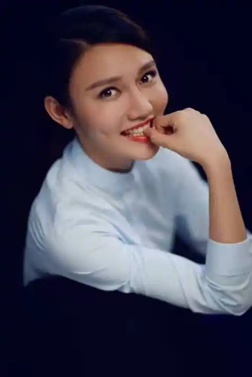 龙洋:湖南郴州走出的央视著名主播,男友在雾中迷路了