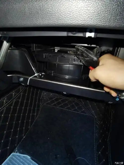 来我教你更换空调滤芯