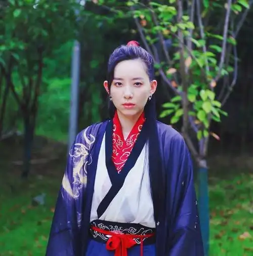 李斯丹妮古装造型绑高马尾像翩翩公子发际线是唯一不足的地方