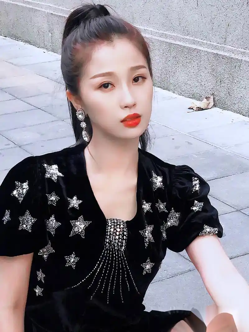 虞书欣皮衣今日份百变欣欣子来啦!长直发搭配黑色皮衣,又酷又飒!