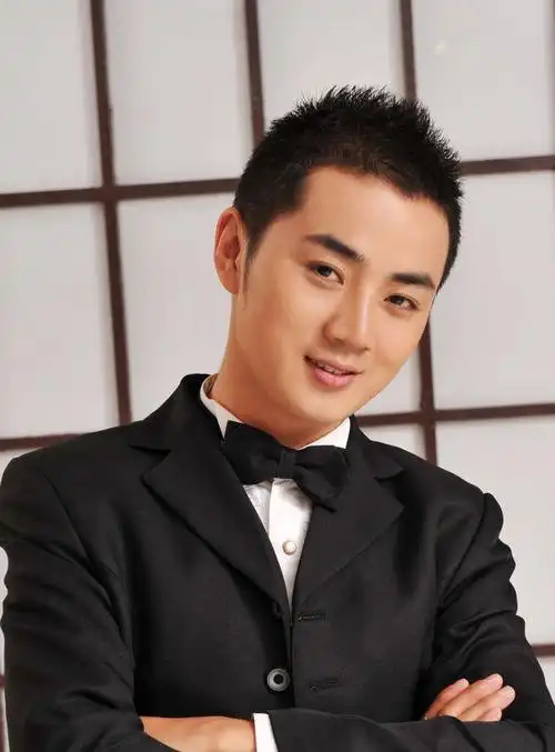 碎发发型,随便挑一款直接拿图片给发型师看吧~~上一篇:欧美男士渐变